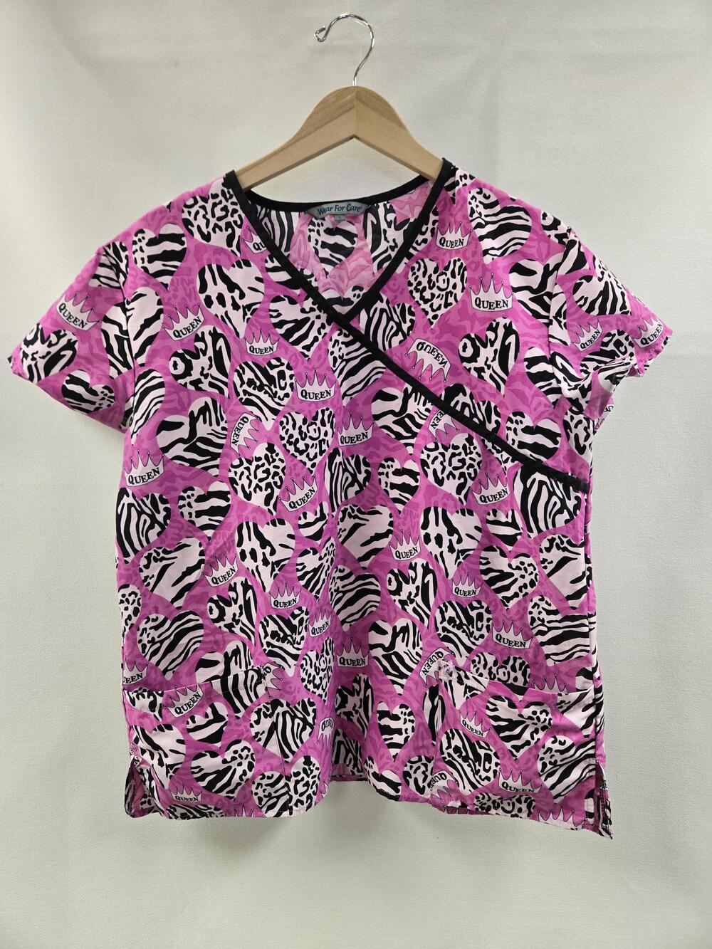 Wear For Care Scrub Top Womens Large Pink Queen Hearts Animal Print VW5135D1839M